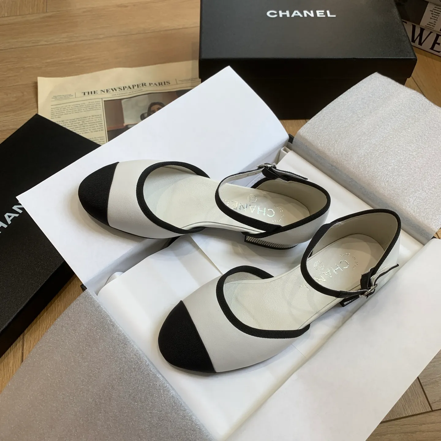 👟👟Ex-factory price 520👟👟 🍀Chanel Xiaoxiang 25ss early spring new model, diamond pattern, thick heel Mary Jane shoes, retro French elegance, full of high-end sense, diamond hollow Mary Jane sandals, a very popular pair of sandals recently! The exposed-leg design directly lengthens your legs! Very white fairy style. A complete interpretation of French romance! Soft and delicate, the foot feels 100% comfortable, beautiful and ultra-feminine at the same time, ▪Fabric: Made of original imported cowhide ▪Inner foot pad: sheepskin ▪Sole: Original customized Italian leather outsole ▪Size: 35-39 (40 41 custom-made, non-refundable) 👉
